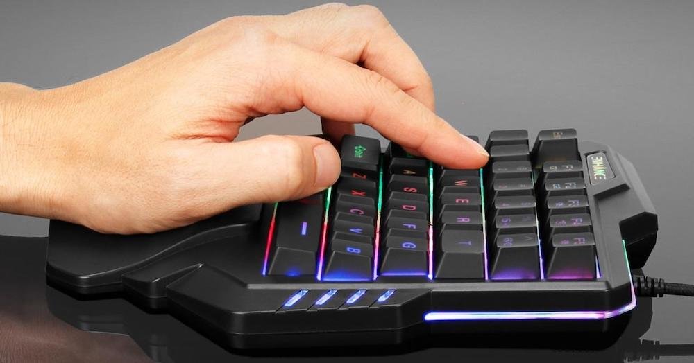 Por qué usar teclado gaming una mano